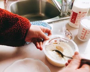 经期食谱牛奶鸡蛋醪糟的做法 步骤2