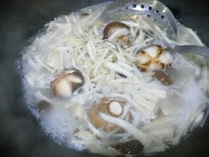 三鲜菌菇汤的做法 步骤3