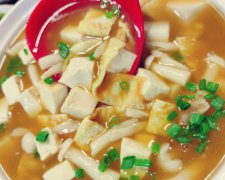 海鲜菇豆腐汤，超简单，晚上喝一碗暖暖