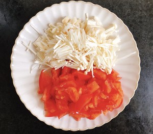 好喝又减脂的番茄菌菇豆腐汤的做法 步骤1