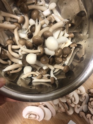 【蘑菇汤】鲜掉眉毛的蘑菇汤的做法 步骤2