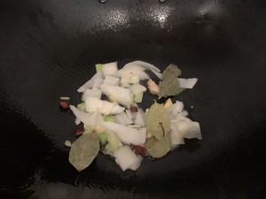 美味好喝的西红柿土豆牛腩汤的做法 步骤1