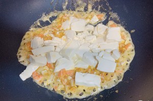 家常一口鲜-蟹黄豆腐的做法 步骤4