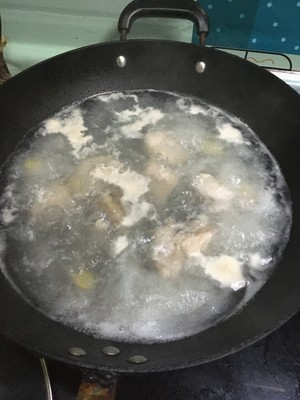 羊肚菌排骨汤的做法 步骤3