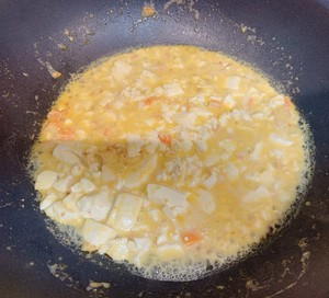 家常一口鲜-蟹黄豆腐的做法 步骤5