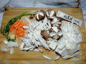 三鲜菌菇汤的做法 步骤2