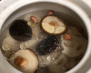 香菇莲藕汤的做法 步骤3