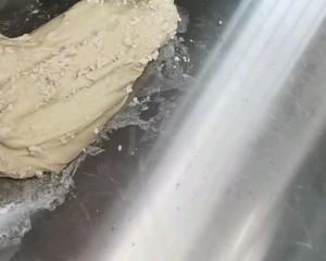 汉堡胚面包餐包（视频夏季轻松快速手揉手套膜方法）的做法 步骤3
