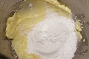 奶香浓郁酸甜酥脆的蔓越莓黄油曲奇的做法 步骤3