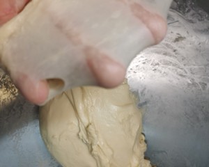 汉堡胚面包餐包（视频夏季轻松快速手揉手套膜方法）的做法 步骤10