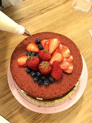 8寸三层红丝绒水果蛋糕【超详尽做法】【DIY生日蛋糕】的做法 步骤12