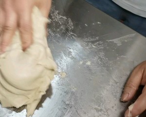 汉堡胚面包餐包（视频夏季轻松快速手揉手套膜方法）的做法 步骤8