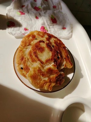 葱油饼，葱花饼，多做些冻起来可以当快手早餐哦！的做法 步骤14