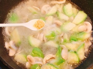 汤鲜味美！适合天热喝的刮油神汤～丝瓜蘑菇汤的做法 步骤7