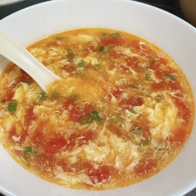 【跟我做不会错】简单又好喝的西红柿鸡蛋汤，家常又营养哦的做法