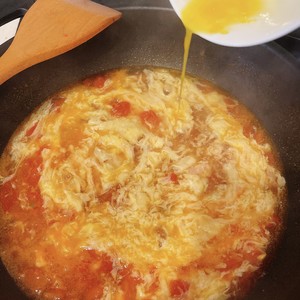 【跟我做不会错】简单又好喝的西红柿鸡蛋汤，家常又营养哦的做法 步骤7