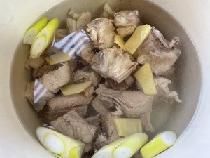 清炖排骨萝卜汤的做法 步骤3
