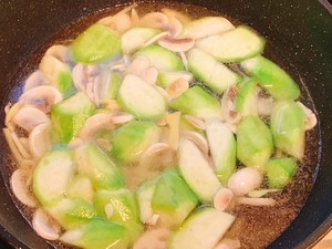 汤鲜味美！适合天热喝的刮油神汤～丝瓜蘑菇汤的做法 步骤5