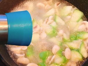 汤鲜味美！适合天热喝的刮油神汤～丝瓜蘑菇汤的做法 步骤8
