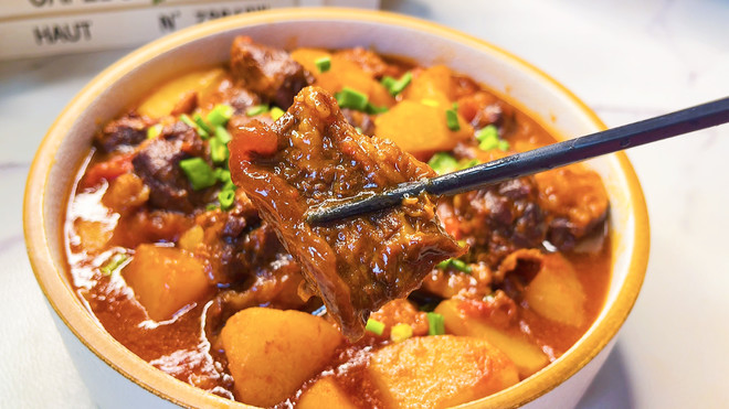 开胃下饭的番茄土豆炖牛腩，牛肉软烂入味，好吃到连汤都不剩的做法