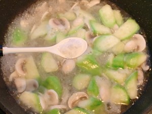 汤鲜味美！适合天热喝的刮油神汤～丝瓜蘑菇汤的做法 步骤6