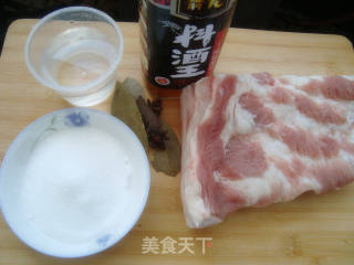 不用酱油的红烧肉-----【湘菜】毛氏红烧肉的做法步骤：1