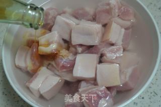 上海本帮红烧肉的做法步骤：1