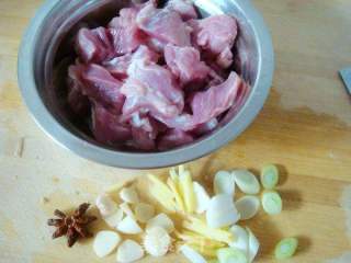 【鲁菜】--红烧肉炖土豆的做法步骤：1