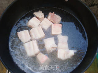 不用酱油的红烧肉-----【湘菜】毛氏红烧肉的做法步骤：3