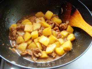【鲁菜】--红烧肉炖土豆的做法步骤：7