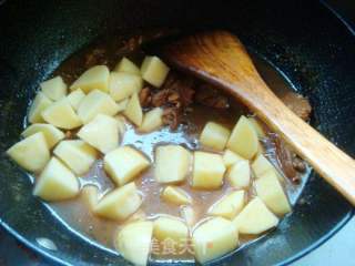 【鲁菜】--红烧肉炖土豆的做法步骤：5